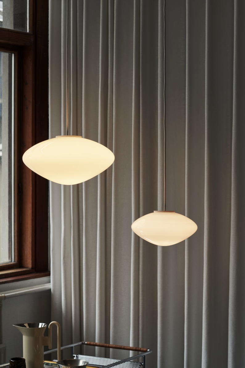 Zwei AndTradition Mist Pendelleuchten AP15/AP16 aus Opalglas, moderne Hängelampen für stilvolle Innenräume.