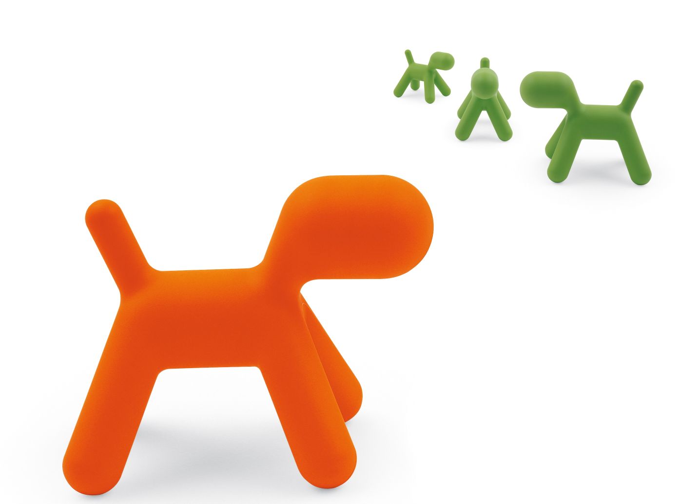 Magis Puppy Hocker in Orange und Grün, moderner Spielhund für Kinderzimmer und Garten.