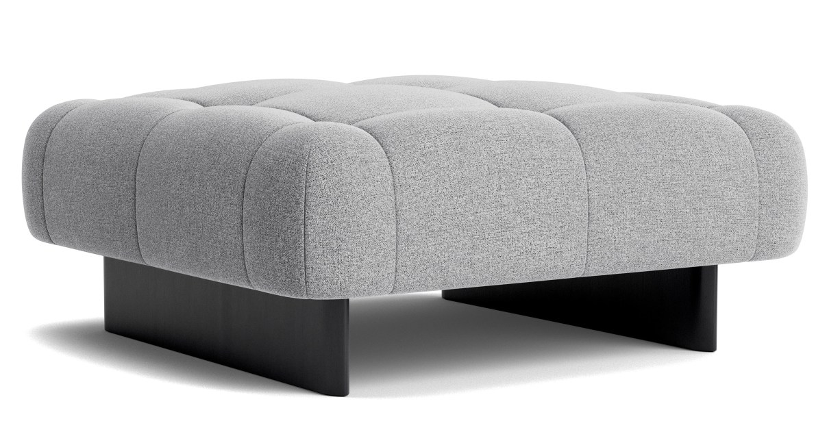 Grauer Quilton Ottoman Hocker von Hay mit Knopfheftung und schwarzem Sockel.