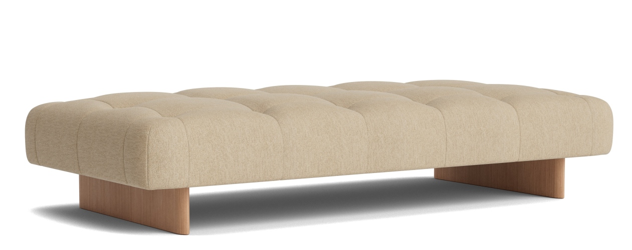 Quilton Daybed Liege von Hay in Beige mit Knopfheftung und Holzfüßen, modernes Möbeldesign.