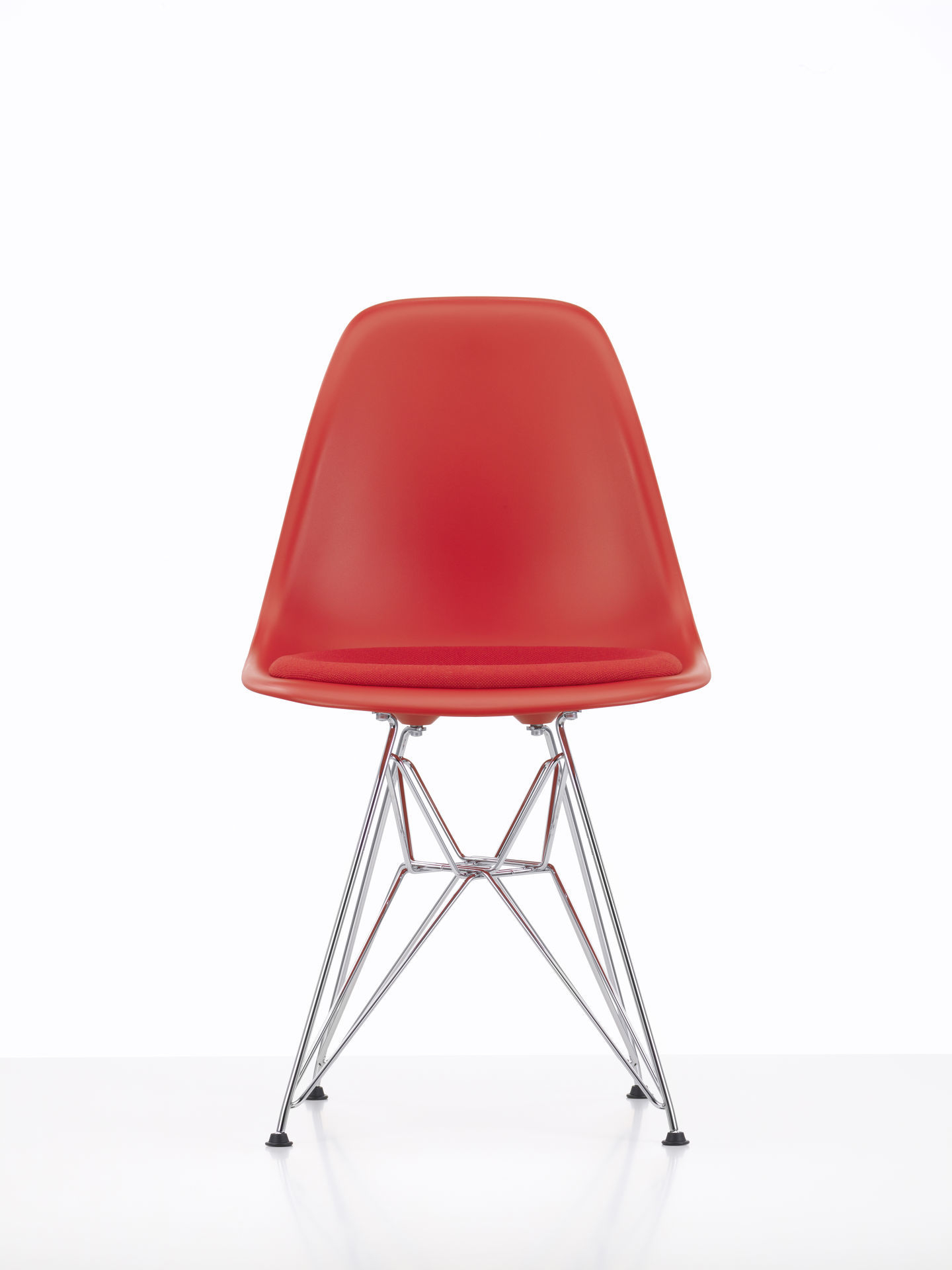 Roter Eames Plastic Side Chair DSR mit Chromgestell und Sitzpolster, Frontansicht.
