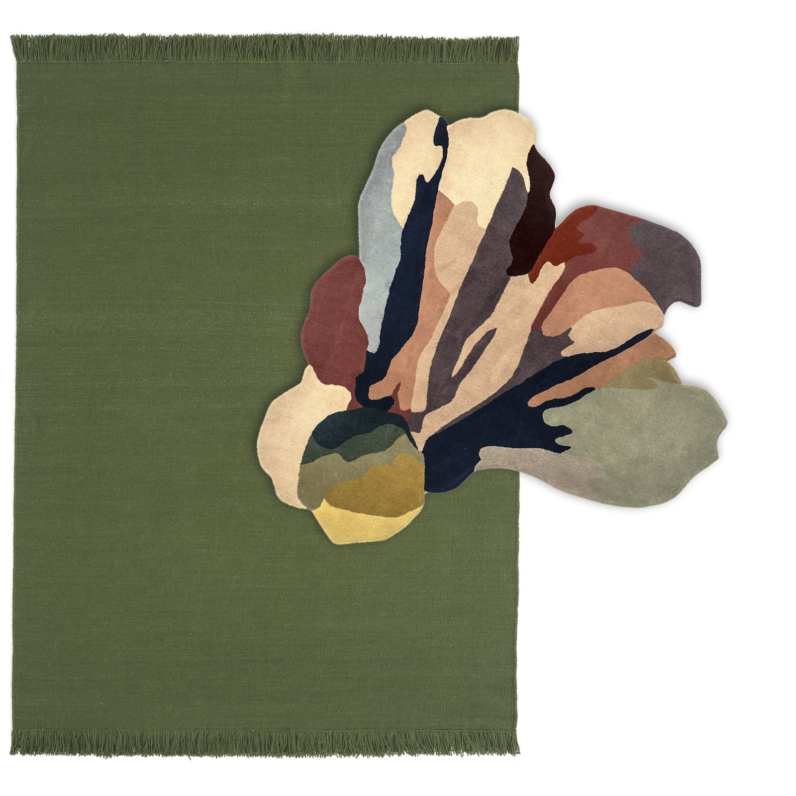 Nanimarquina Flora Bloom Teppich, 150x166 cm. Grüner Teppich mit abstrakter, mehrfarbiger Blumenapplikation. Designer Teppich.