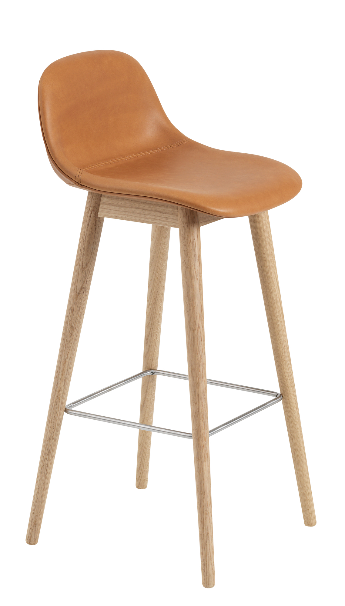 Muuto Fiber Counter Stool Barhocker mit Rückenlehne, Lederbezug in Cognac und hellem Holzgestell.