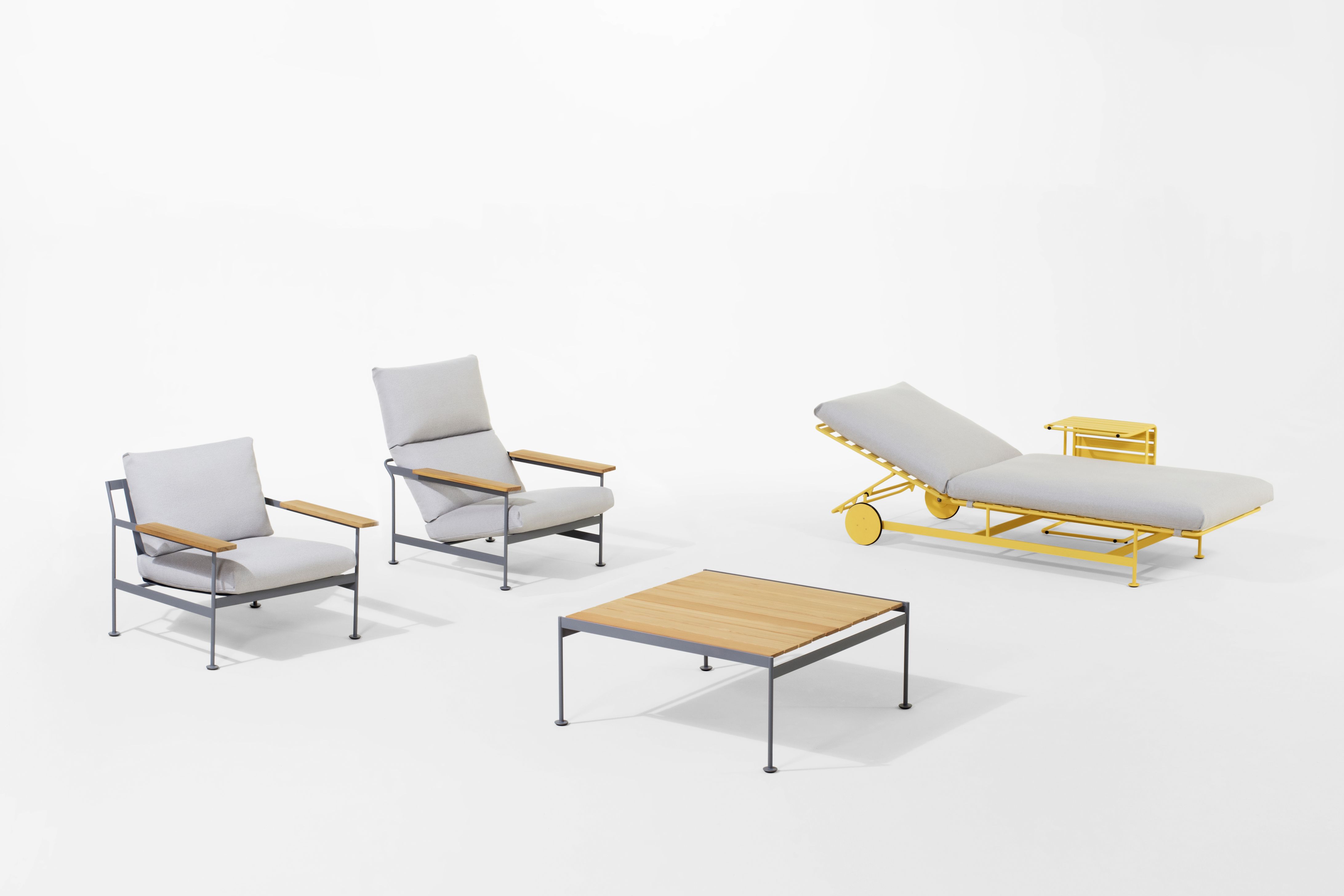 Jugo Sessel, Liege und Tisch von Prostoria: Gartenmöbel Set mit grauem Gestell und Holzarmlehnen.