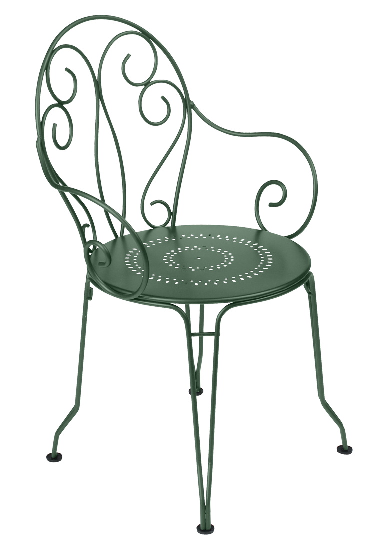 Grüner Montmartre Stuhl von Fermob für den Außenbereich, filigranes Design mit geschwungenen Armlehnen und runder Sitzfläche.