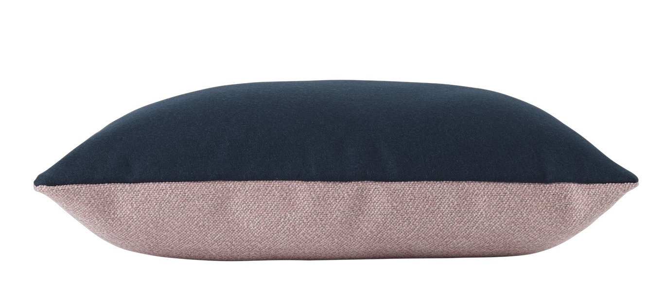 Muuto Mingle Cushion Kissen, blau und rosa, modernes Dekokissen für Sofa oder Bett.