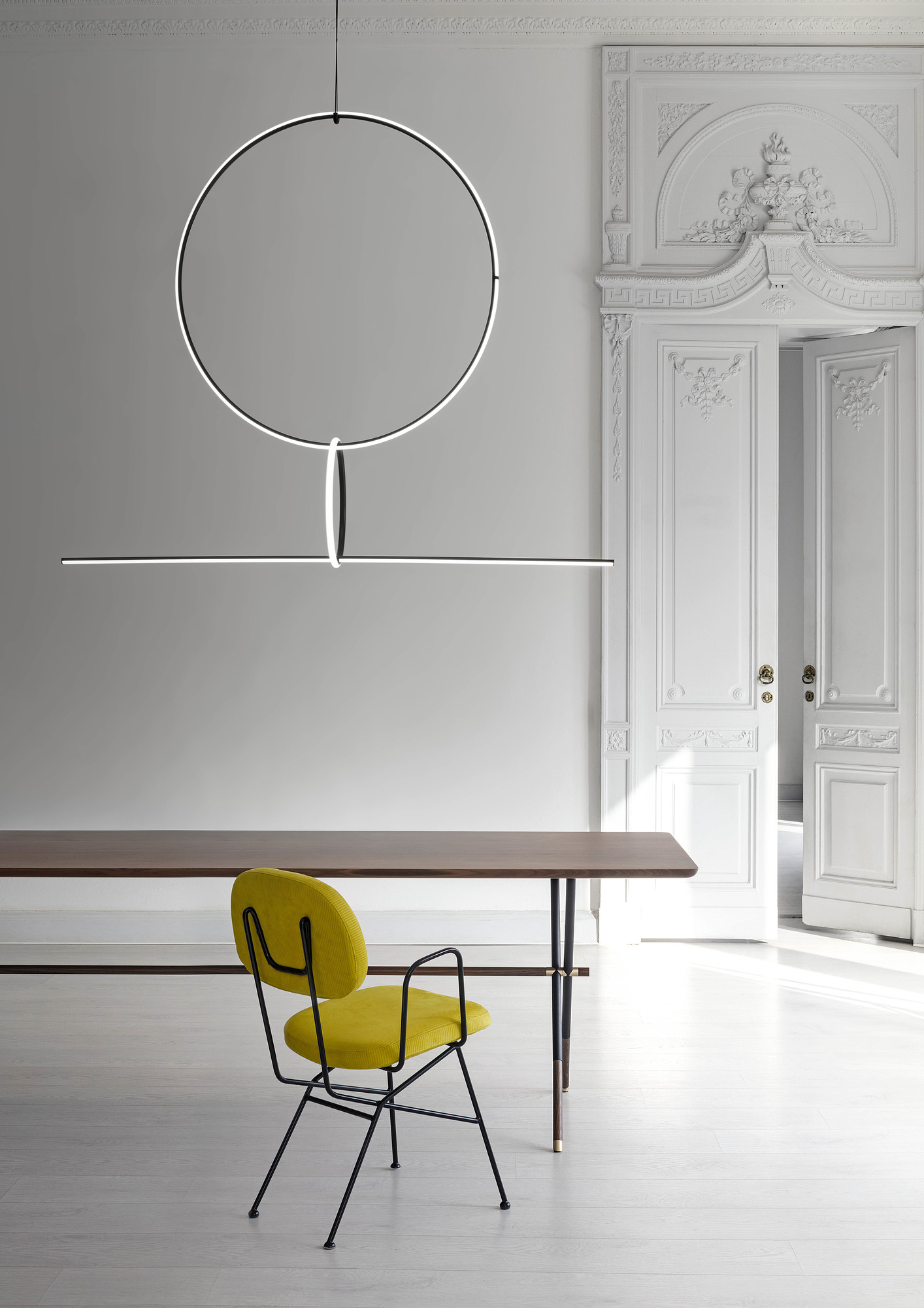 Moderne Flos Arrangements Pendelleuchte über Esstisch mit gelbem Stuhl in stilvollem Interieur.