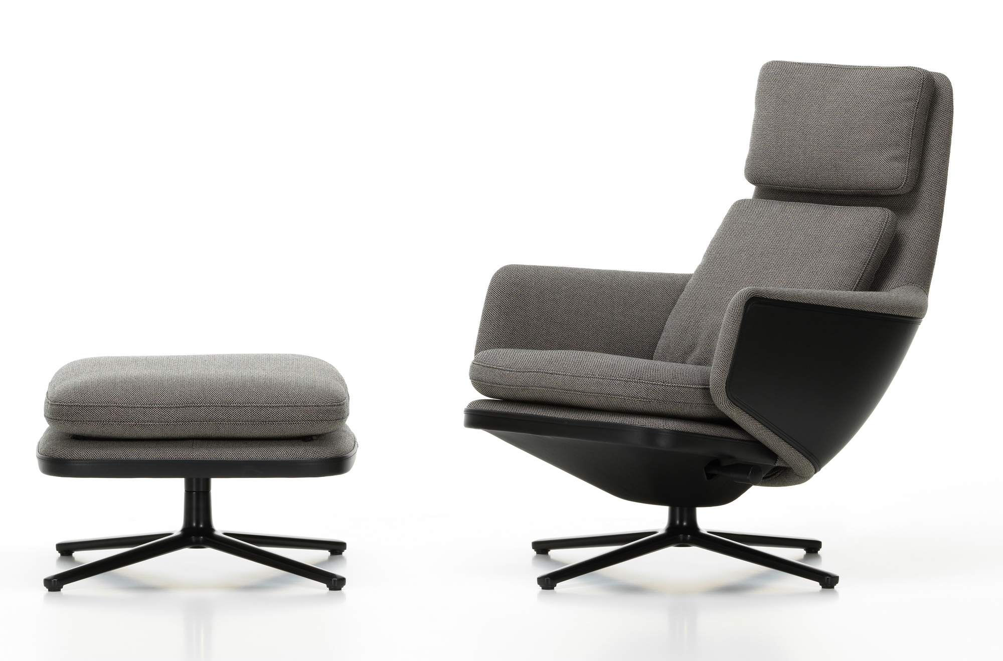 Vitra Grand Relax Sessel mit Ottoman, graues Stoffpolster und schwarzem Fußkreuz, moderne Wohnzimmermöbel.