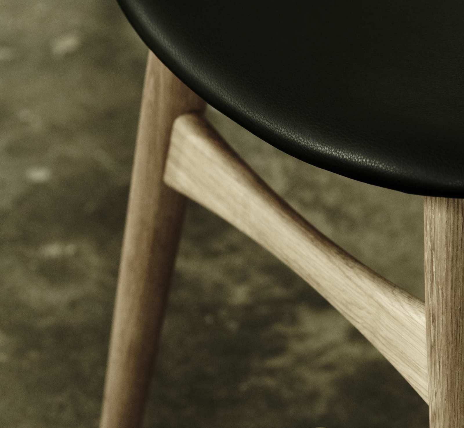 Detailaufnahme: CH33P Stuhl von Carl Hansen & Søn, Eiche geölt, schwarzes Leder.
