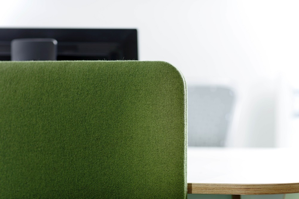 Nahaufnahme des grünen Cascando Pillow Desk Akustikelements, ideal für Schallabsorption im modernen Büro.