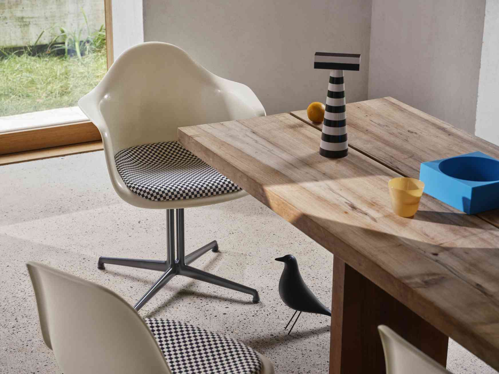 Eames House Bird Skulptur aus Esche, schwarz, von Vitra, auf dem Boden stehend.