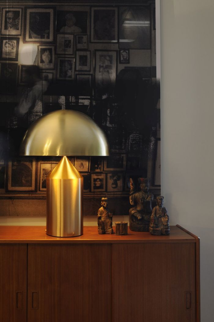 Goldene Atollo Tischleuchte von Oluce, modernes Designobjekt für Wohnzimmer und Schlafzimmer.