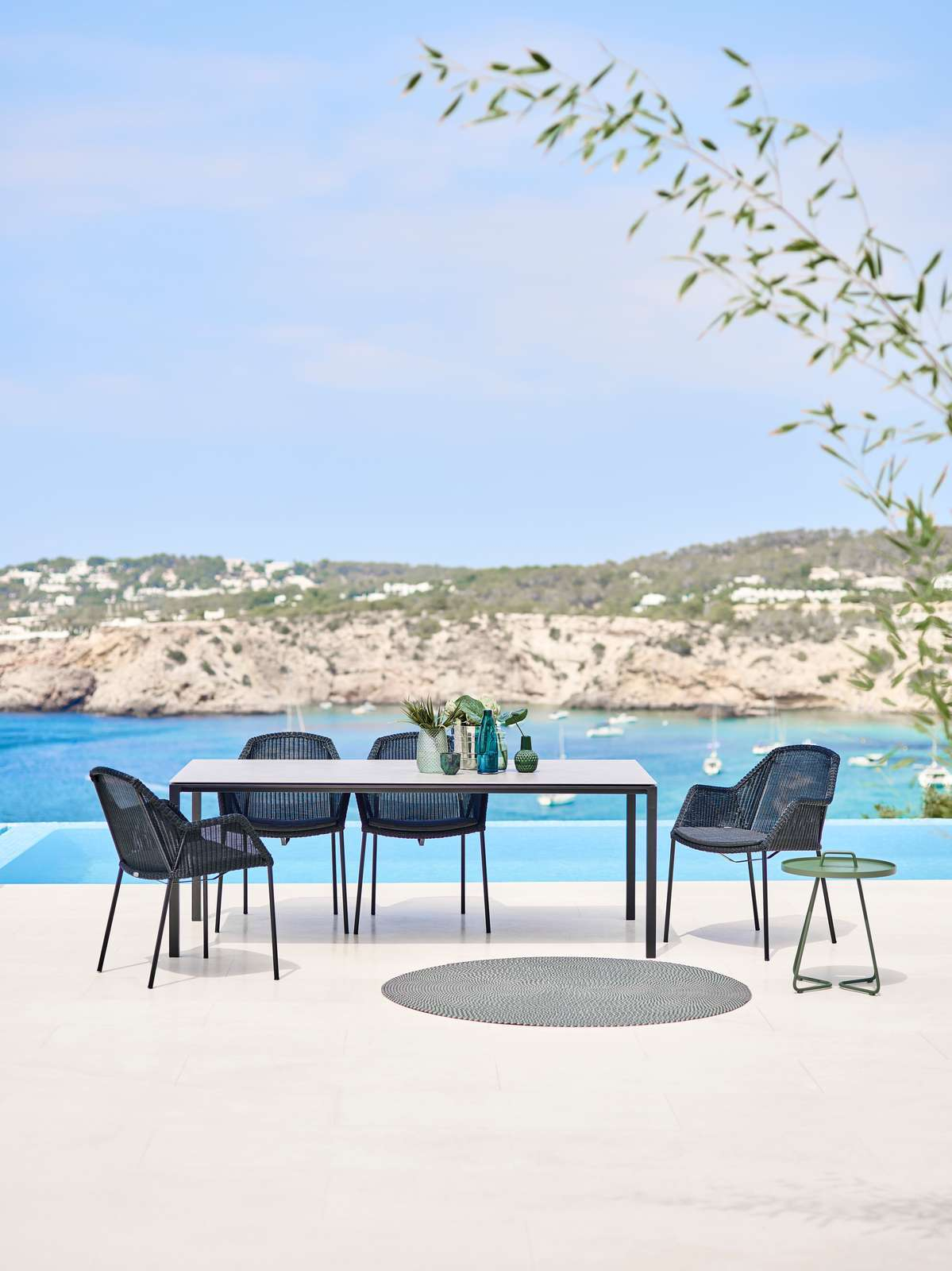 Breeze Outdoor Stuhl mit Vierfußgestell von Cane-Line: Elegantes Design für Garten, Terrasse und Balkon.