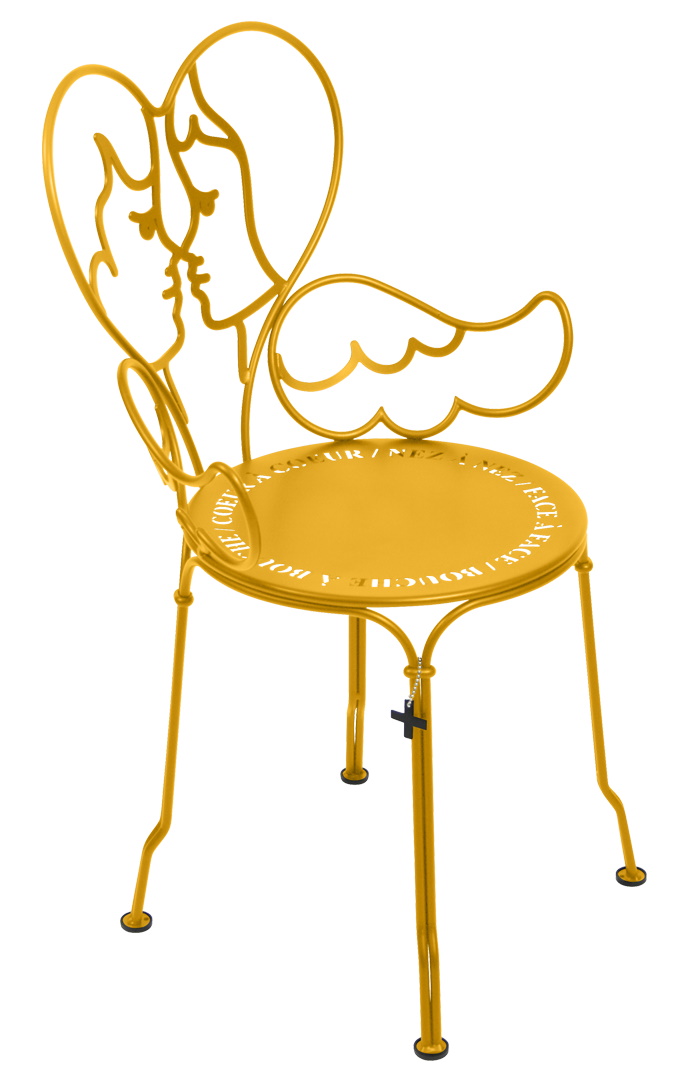 Goldener Ange Stuhl von Fermob für den Außenbereich, Design-Gartenstuhl mit Engel-Motiv und filigranem Metallgestell.
