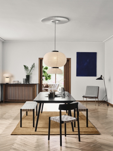 AndTradition In Between Table SK5 Esstisch mit Stühlen und Bänken in modernem Esszimmer.