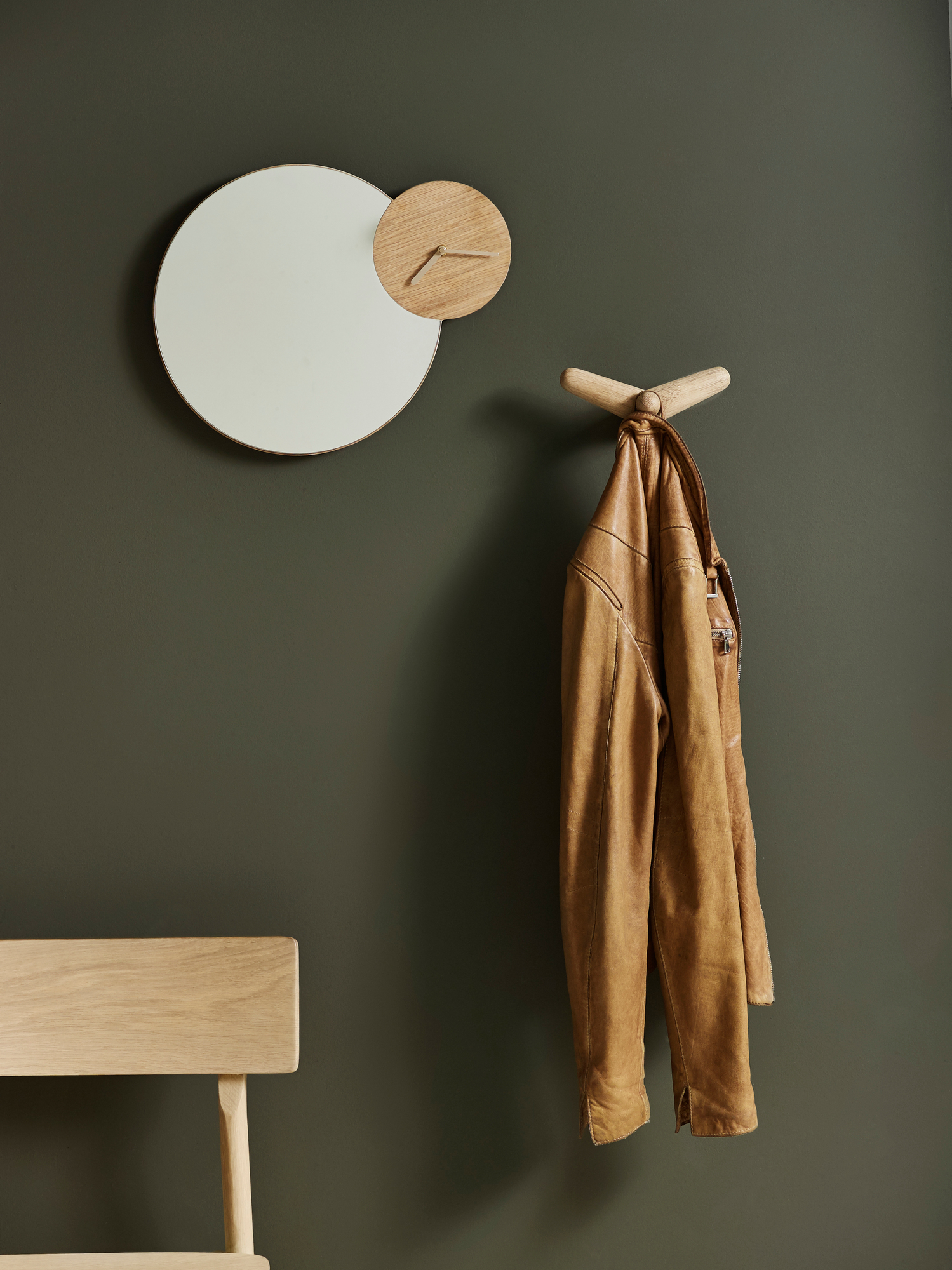 Schwarzer Tail Wing Haken aus lackierter Birke mit Lederjacke an der Wand.