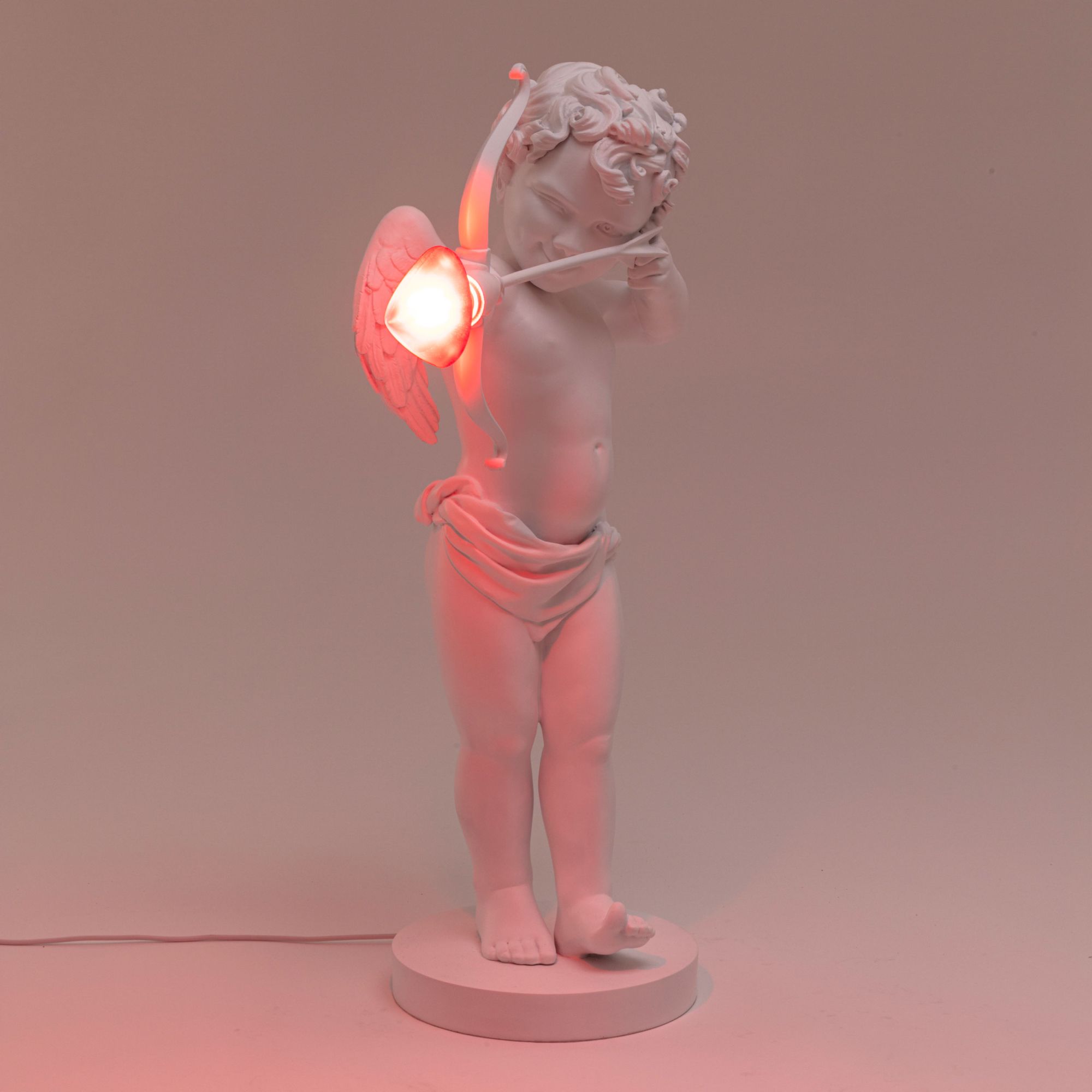 Cupid Lamp Tischleuchte von Seletti: Skulptur eines Amor mit Pfeil und Bogen als Nachttischlampe.