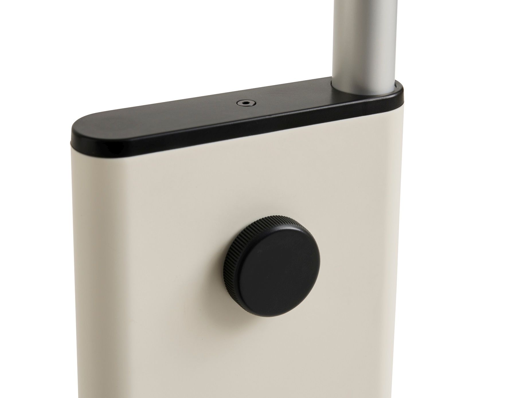 Detailaufnahme der Hay Stehleuchte Twist Floor Lamp mit schwarzem Drehknopf zur Dimmereinstellung.