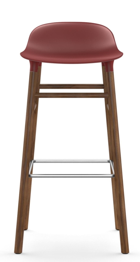 Normann Copenhagen Form Barhocker H 75 cm aus Holz mit bordeauxroter Sitzschale, Frontansicht.