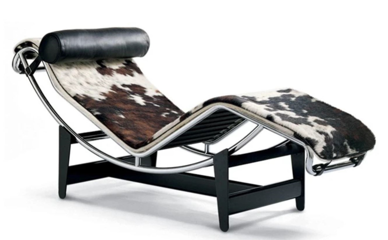 Chaise Longue Liege mit Fellbezug, schwarzer Nackenrolle und verchromtem Gestell. Designklassiker für Wohnzimmer.