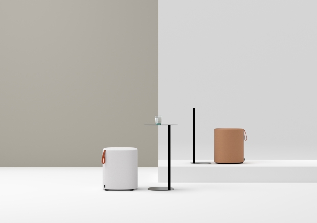 Cascando Pully Side Table: Moderner Beistelltisch und Hocker in Weiß und Braun.