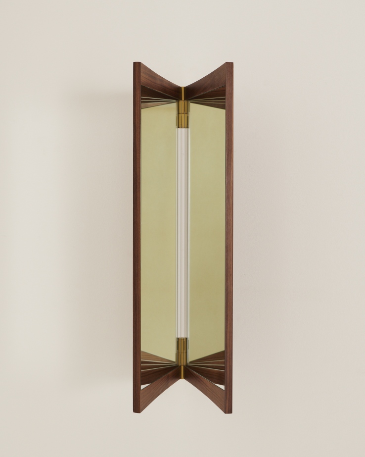 Gubi Vanity Wall Mirror 2 Wandspiegel mit Holzrahmen und zentralem, transparentem Lichtelement.