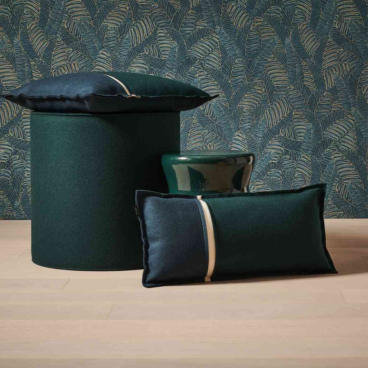 Rondo Sitzmöbel von HEY-SIGN by BWF Group in Grün und Blau, bestehend aus Hocker und Kissen.