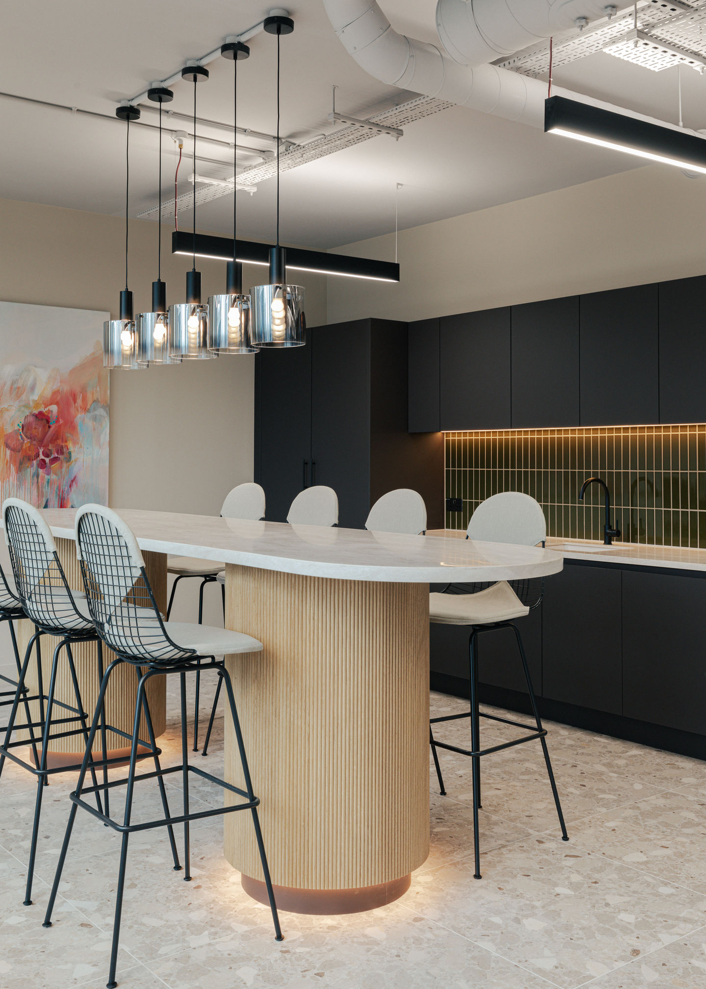 Eames Wire Bar Stool Barhocker High von Vitra mit Sitzpolster in modernem Küchendesign.