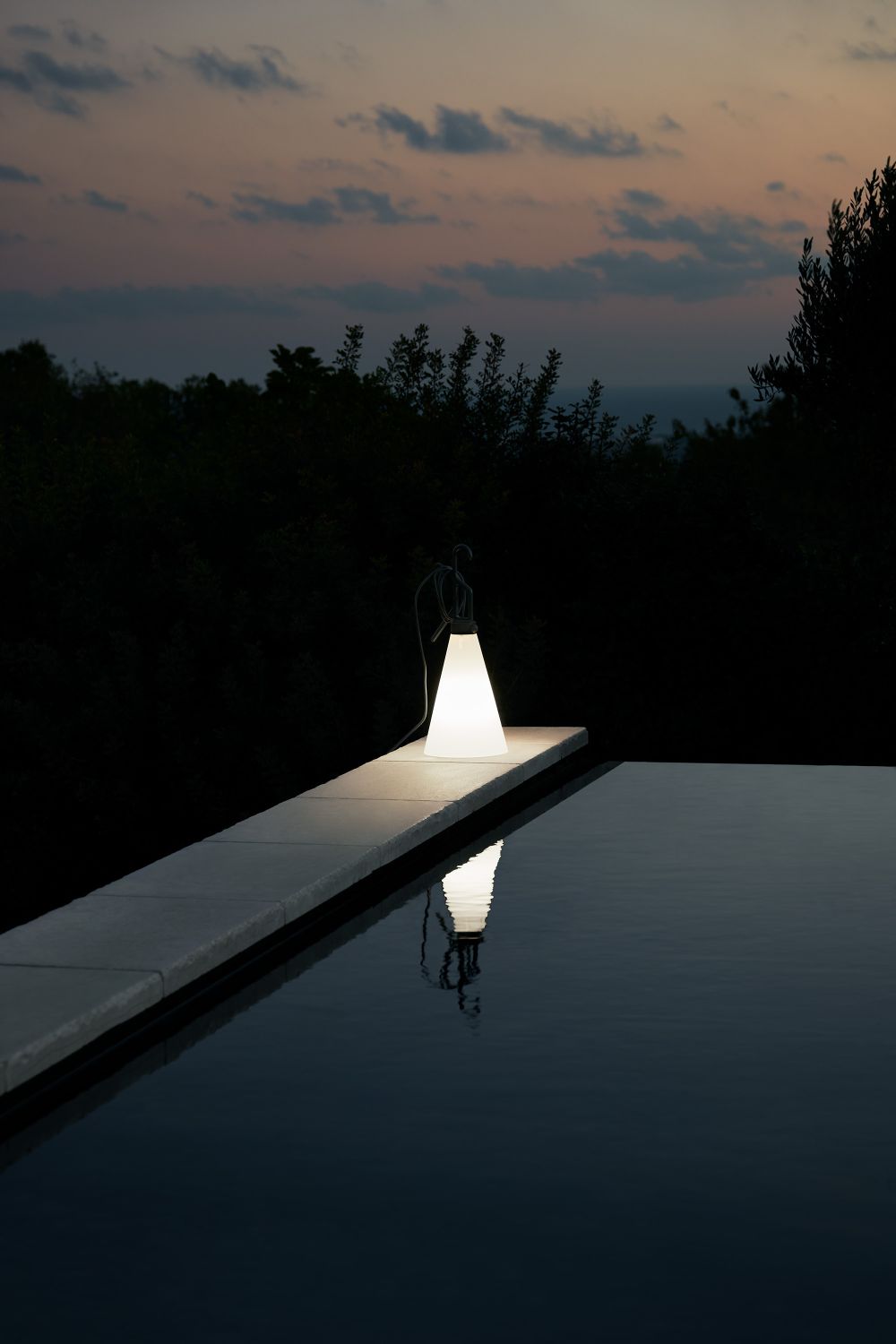 May Day Leuchte von Flos am Pool, modernes Design, stimmungsvolle Beleuchtung.