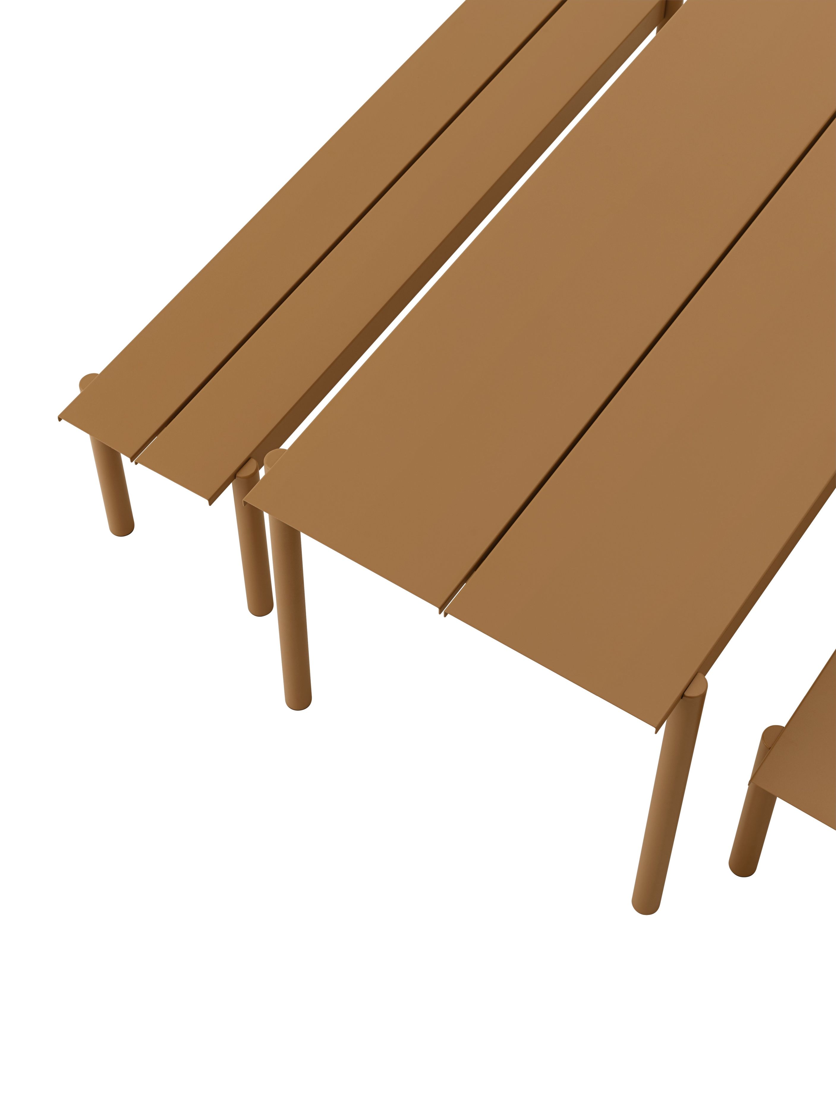 Detailaufnahme der Muuto Linear Steel Bank in Bronze, eine moderne Outdoor Sitzbank aus Stahl.