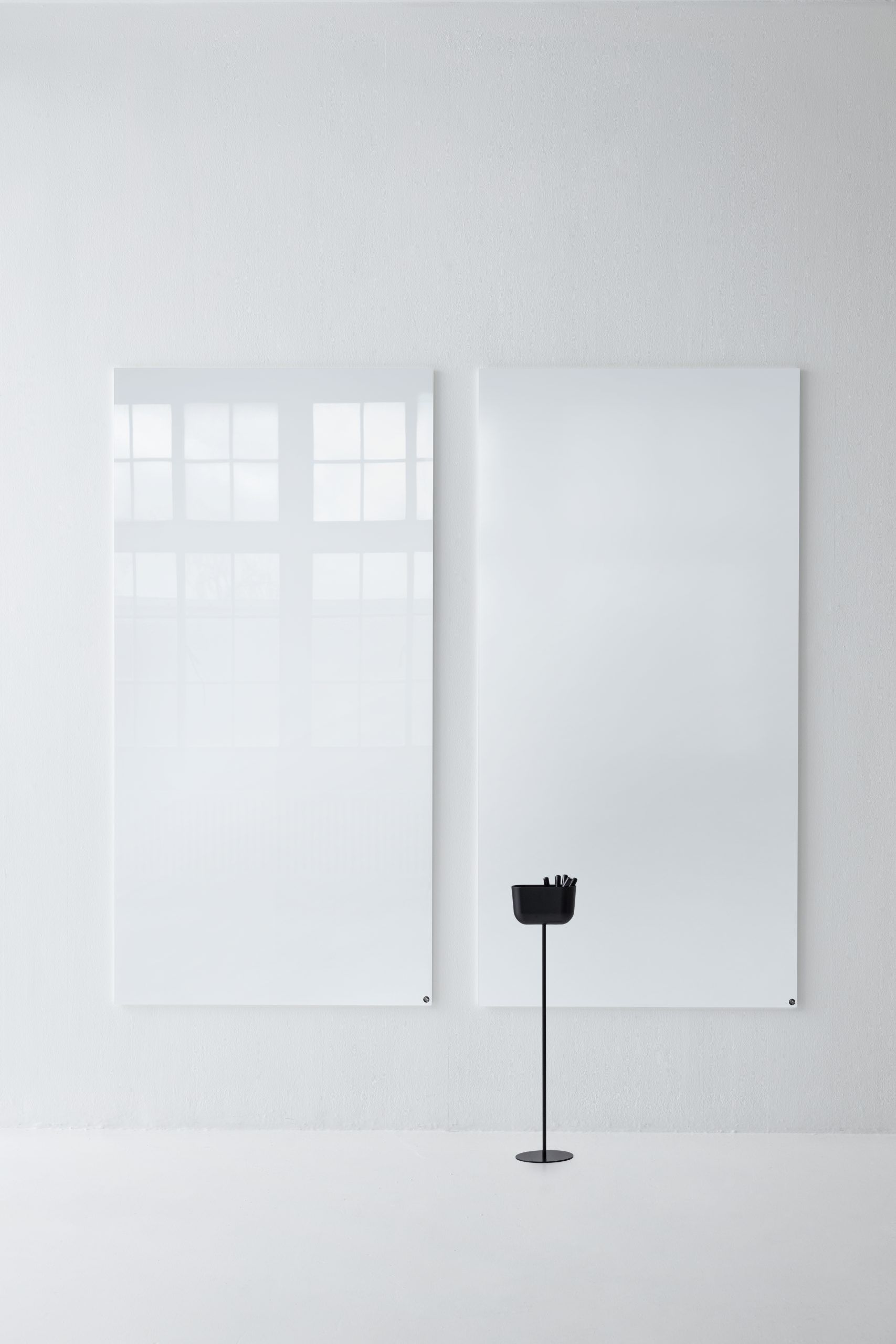 Zwei weiße Chat Board Classic magnetische Glastafeln an einer weißen Wand mit Stifthalter.