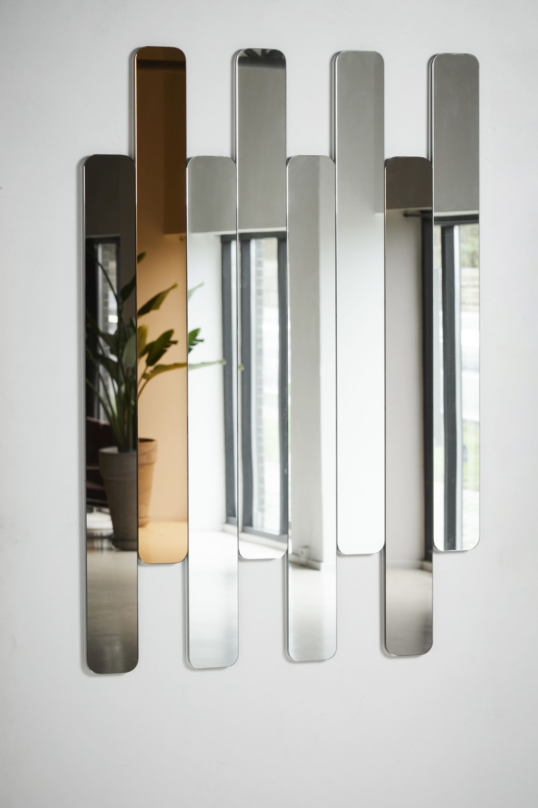 Logs 3 Spiegel von Woud: Wandspiegel in verschiedenen Höhen und Farben, modernes Design.