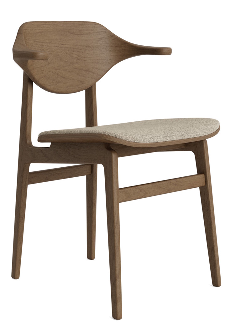 Bufala Dining Chair von NORR11: Holzstuhl mit Armlehnen und beigem Stoffbezug, skandinavisches Design.