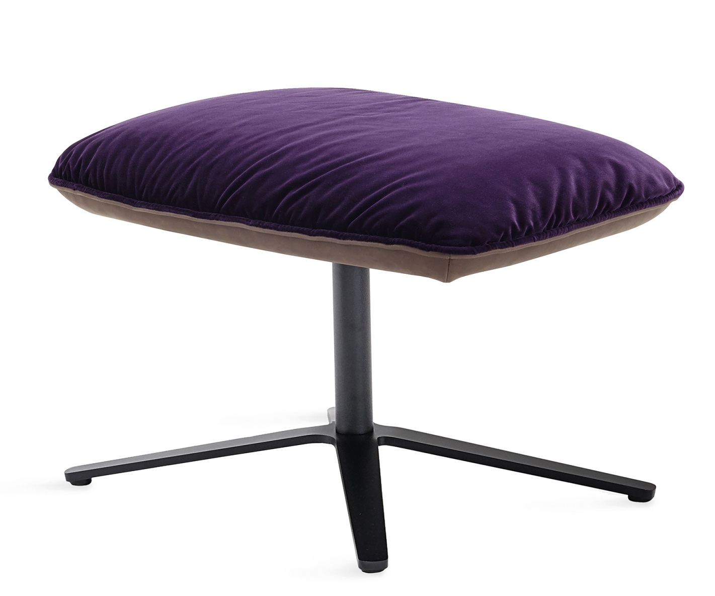 Lila Marla Ottoman von Freifrau Manufaktur mit schwarzem Fußkreuz, ideal als Fußablage oder Sitzhocker.
