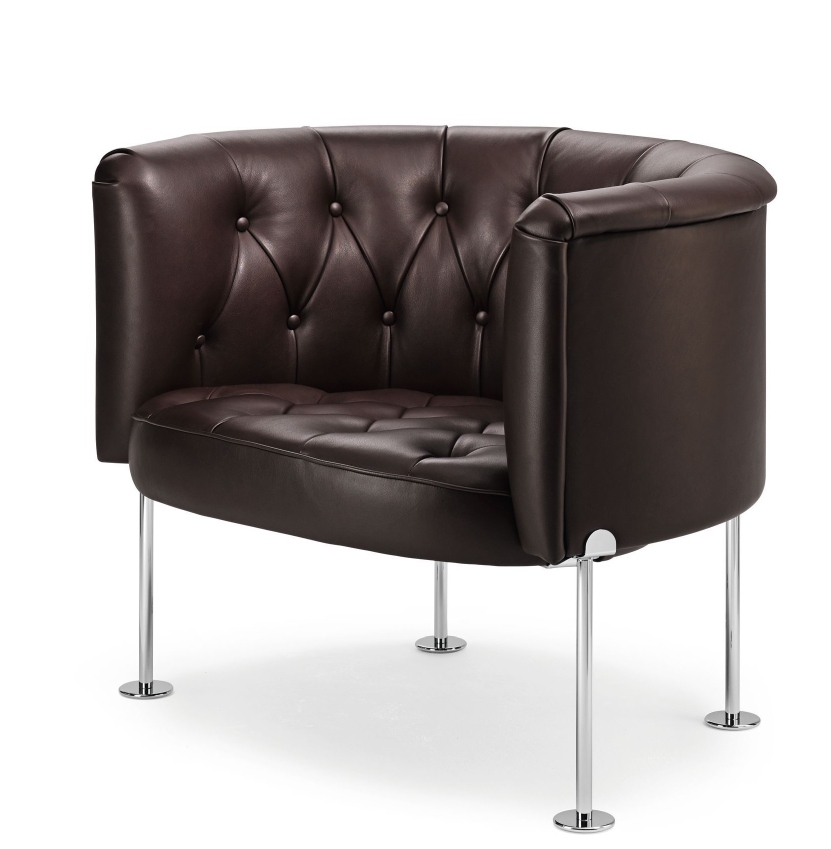 Brauner 310 Haussmann Sessel von Walter Knoll mit Knopfheftung und verchromten Füßen, Frontansicht.