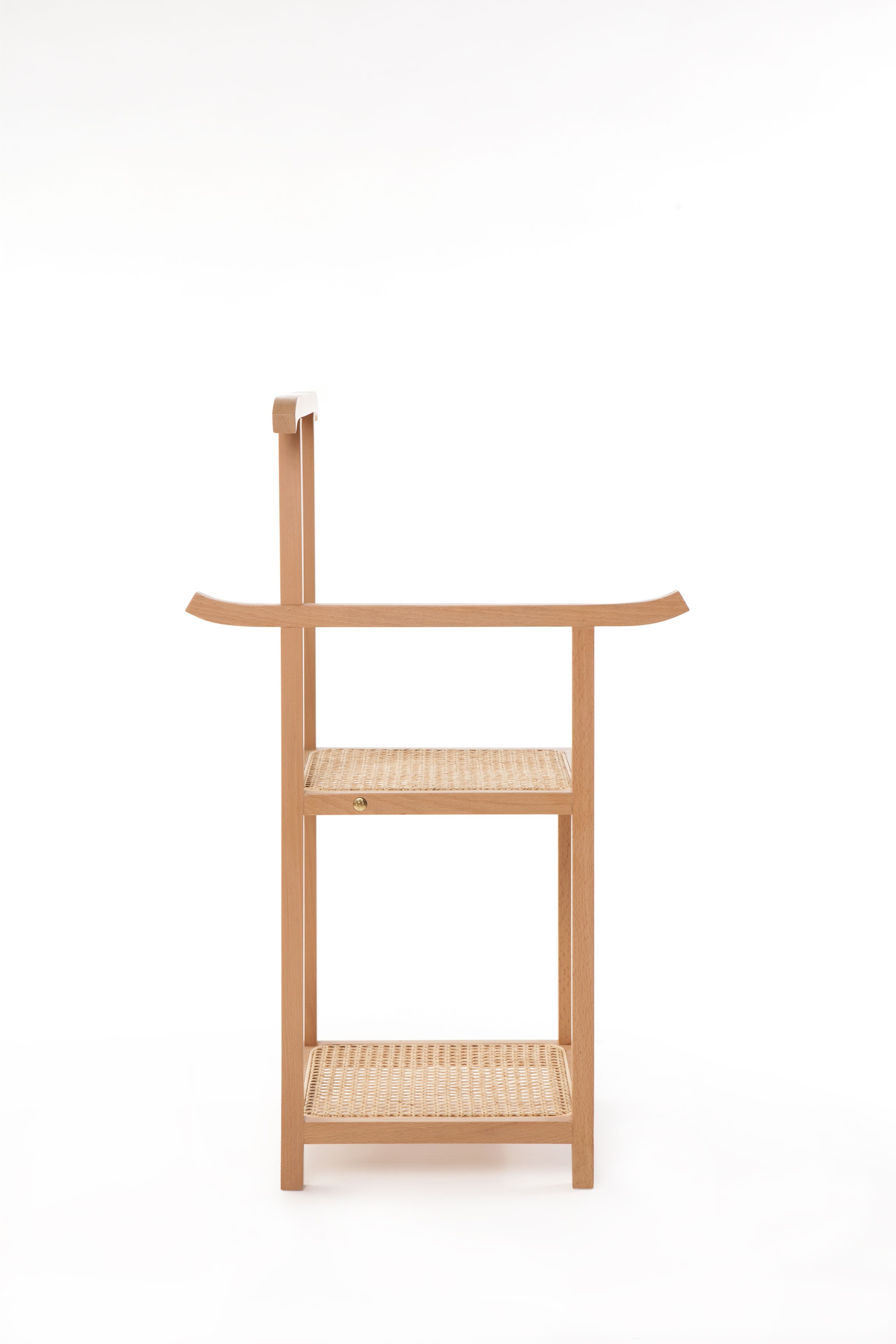 Majordomo Stuhl von Wiener GTV Design: Holz Kleiderständer mit zwei Regalböden aus Wiener Geflecht.