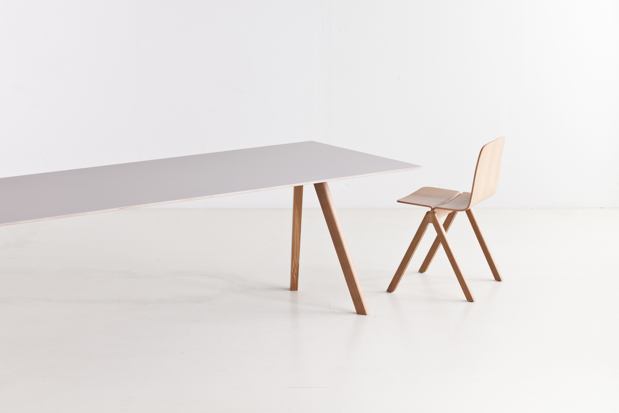 Heller Copenhague CPH 30 Tisch von Hay, 300x120 cm, mit Holzbeinen und passendem Stuhl.