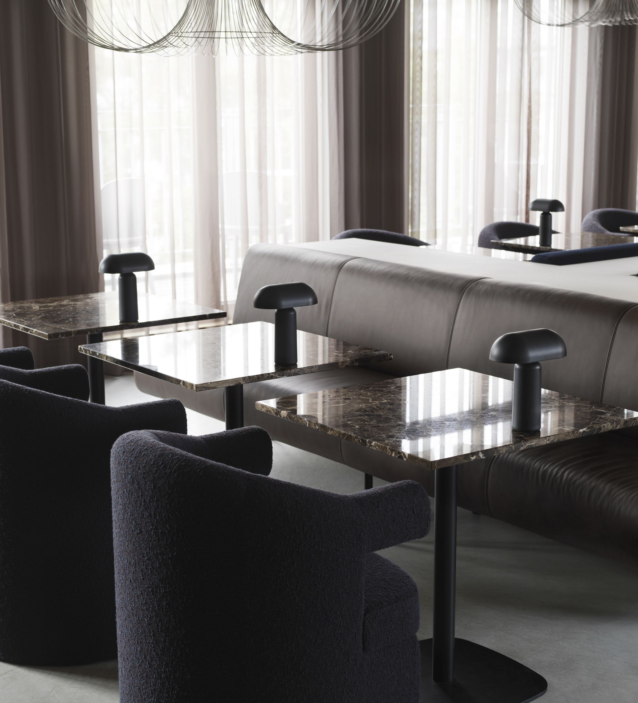 Nahaufnahme von mehreren Burra Chair Sesseln von Normann Copenhagen in einem eleganten Wartebereich.