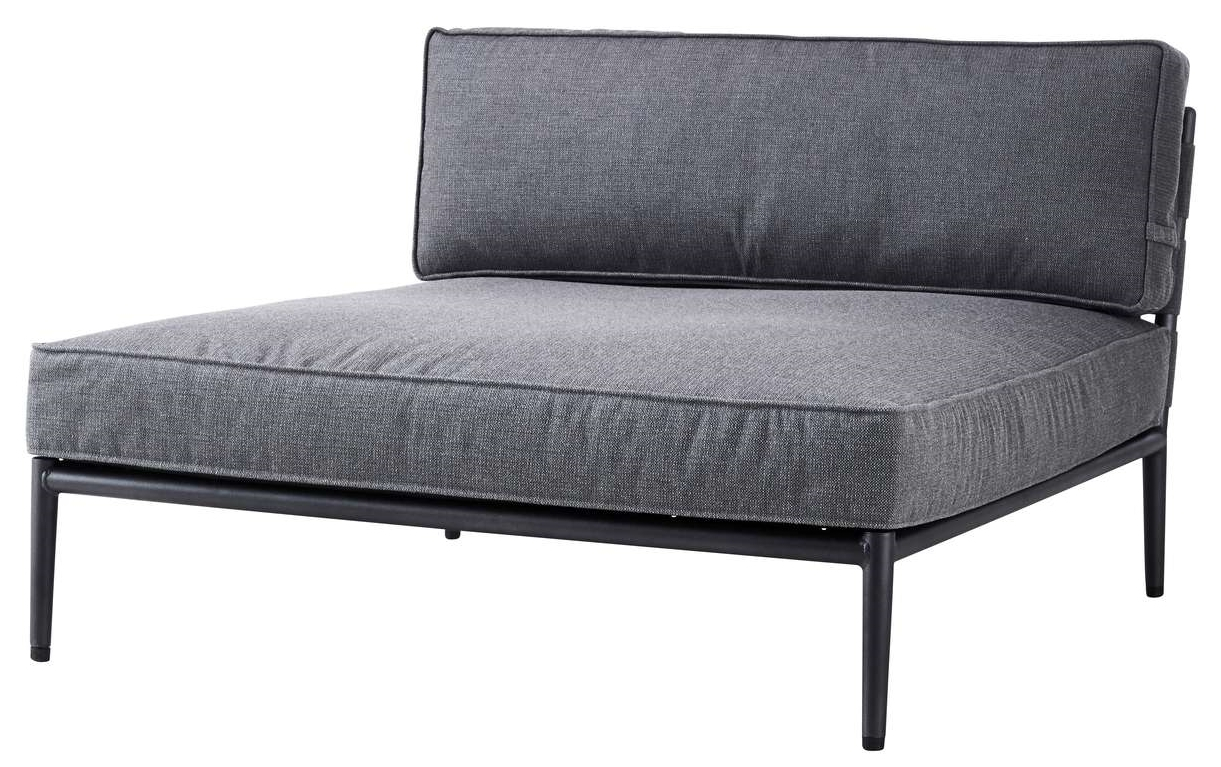 Graues Conic Outdoor Daybed Modul von Cane-Line mit schwarzem Rahmen und bequemen Polstern.
