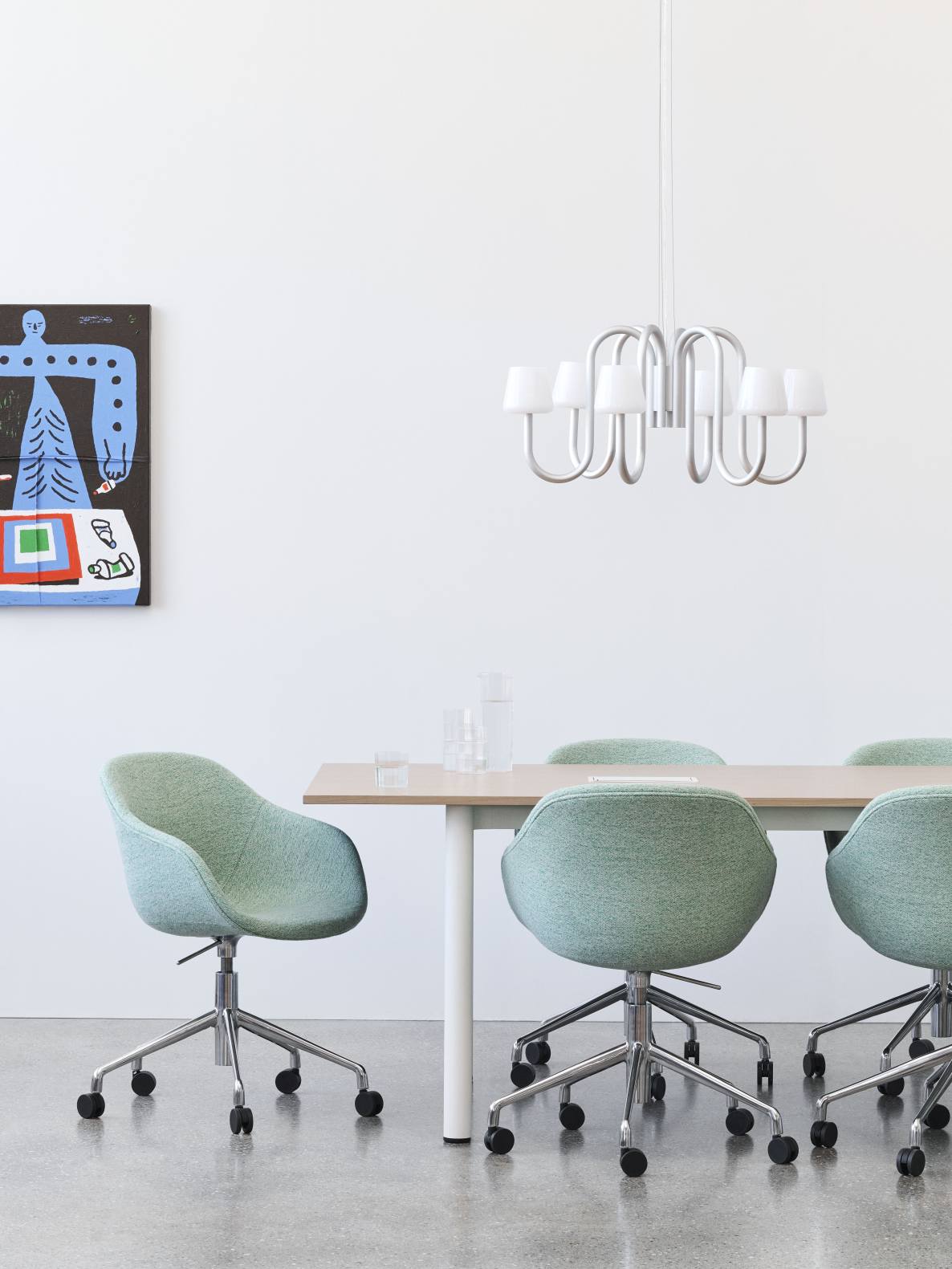 Annex Table Overhang Esstisch von Hay mit mintgrünen Stühlen und moderner Lampe für Esszimmer.