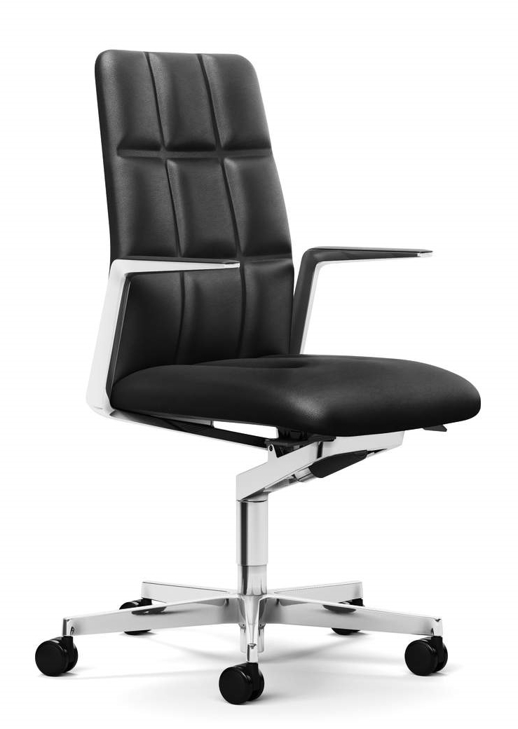 Leadchair Bürodrehstuhl von Walter Knoll mit schwarzem Lederbezug und verchromtem Fußkreuz auf weißem Hintergrund.