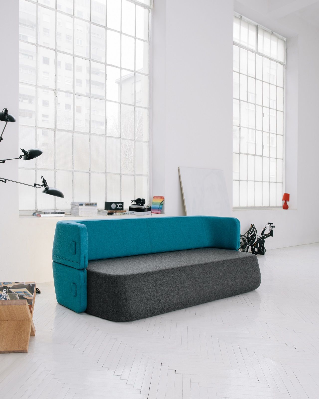 Revolve Schlafsofa von Prostoria, modernes Sofa in Grau und Türkis, ideal für kleine Räume.