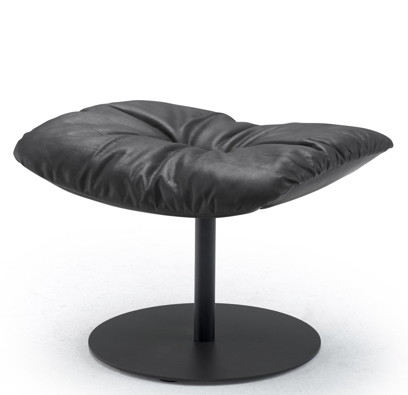 Schwarzer Leya Ottoman der Freifrau Manufaktur mit Lederbezug und rundem Fuß für Wohnzimmer und Lounge.