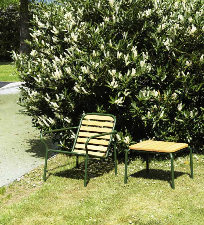 Normann Copenhagen Vig Table Outdoor 55x45 cm und passender Stuhl im Garten auf Rasen.