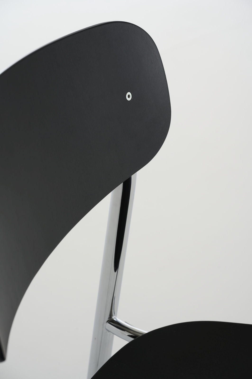 Detailaufnahme des Thonet S 243 Stahlrohrstuhls in Olivgrün, Designklassiker mit verchromtem Gestell.