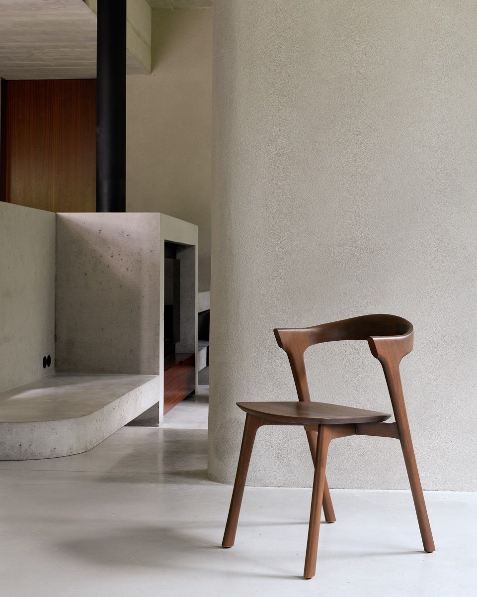 Dunkelbrauner Bok Stuhl von Ethnicraft aus Teakholz im minimalistischen Interieur, elegante Holzstuhl-Design für Esszimmer.