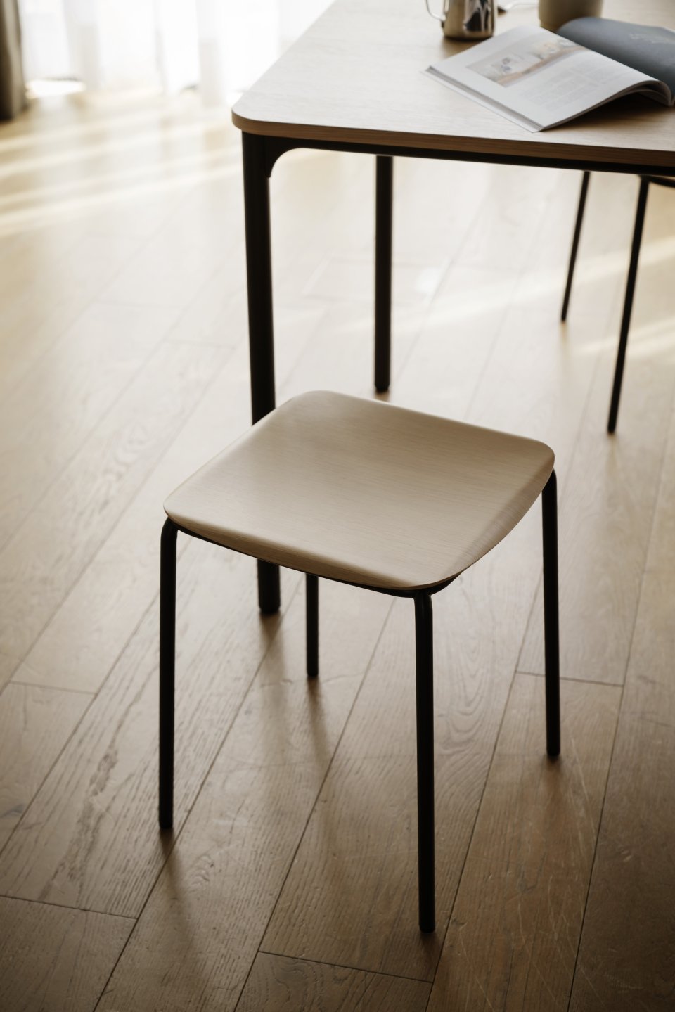 Nate Tisch von Brunner mit hellem Holz und schwarzen Beinen, minimalistisches Design.