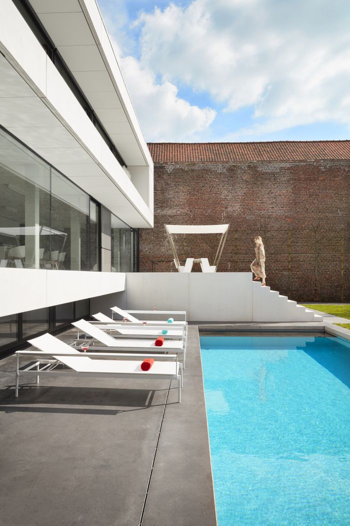 Sol + Luna Sonnenliegen von Extremis am Pool, moderne Outdoor-Möbel für Garten und Terrasse.