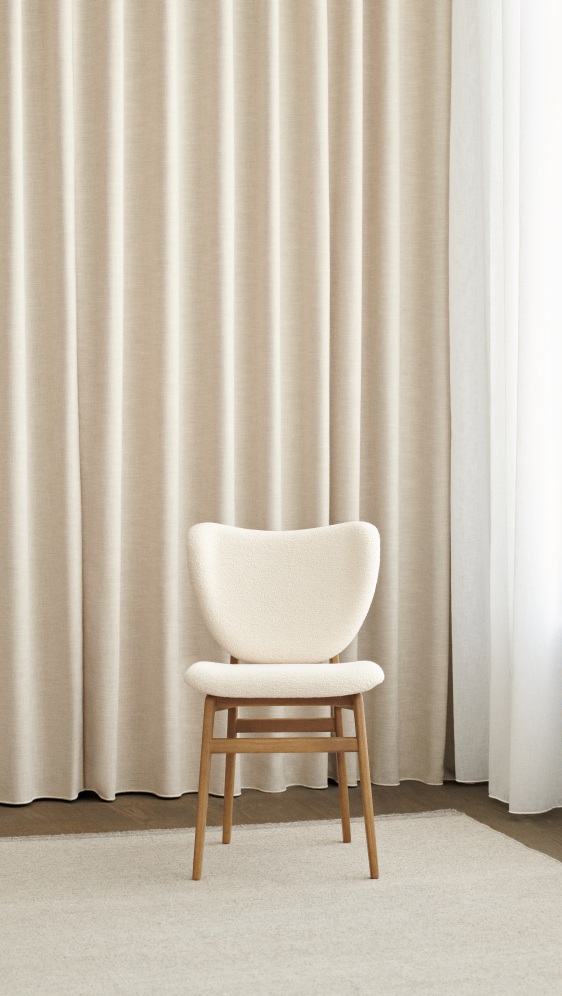 NORR11 Elephant Dining Chair, vollgepolstert in Bouclé Creme, Holzbeine, skandinavisches Design für Esszimmer und Wohnbereich.