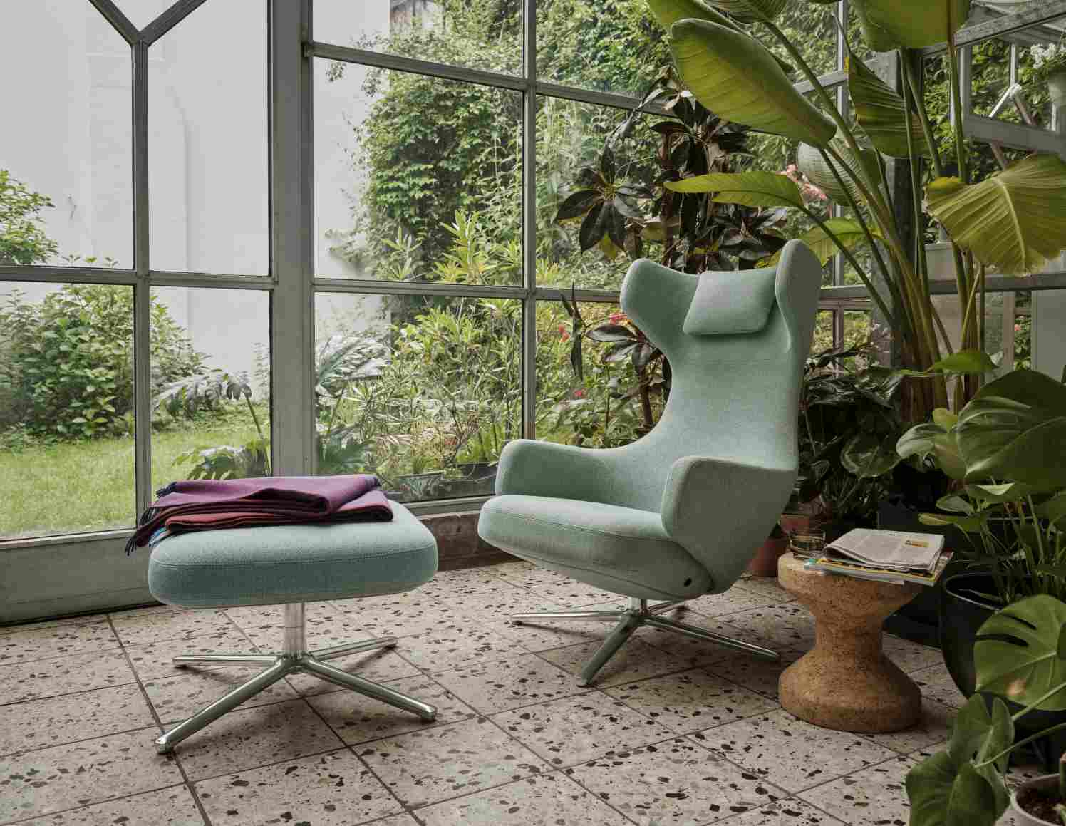 Grand Repos Sessel mit Ottoman in Rauchblau von Vitra, Premium Leder mit Kontrastnaht.